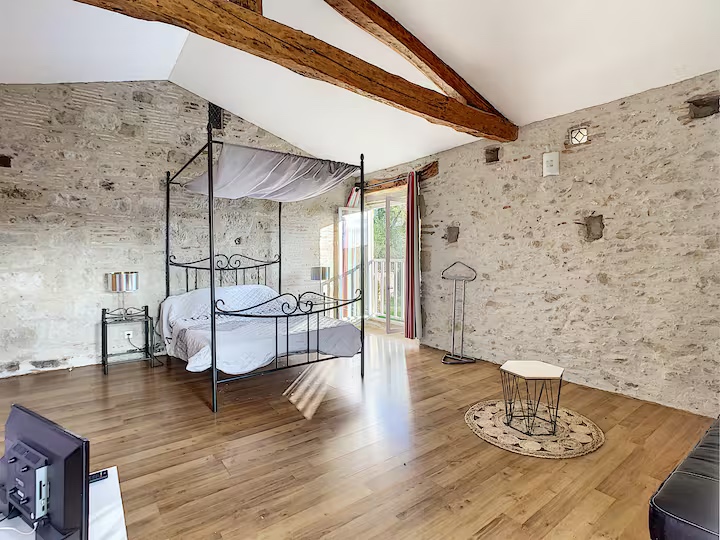Chambre avec murs en pierre des Gîtes Sainte-Catherine